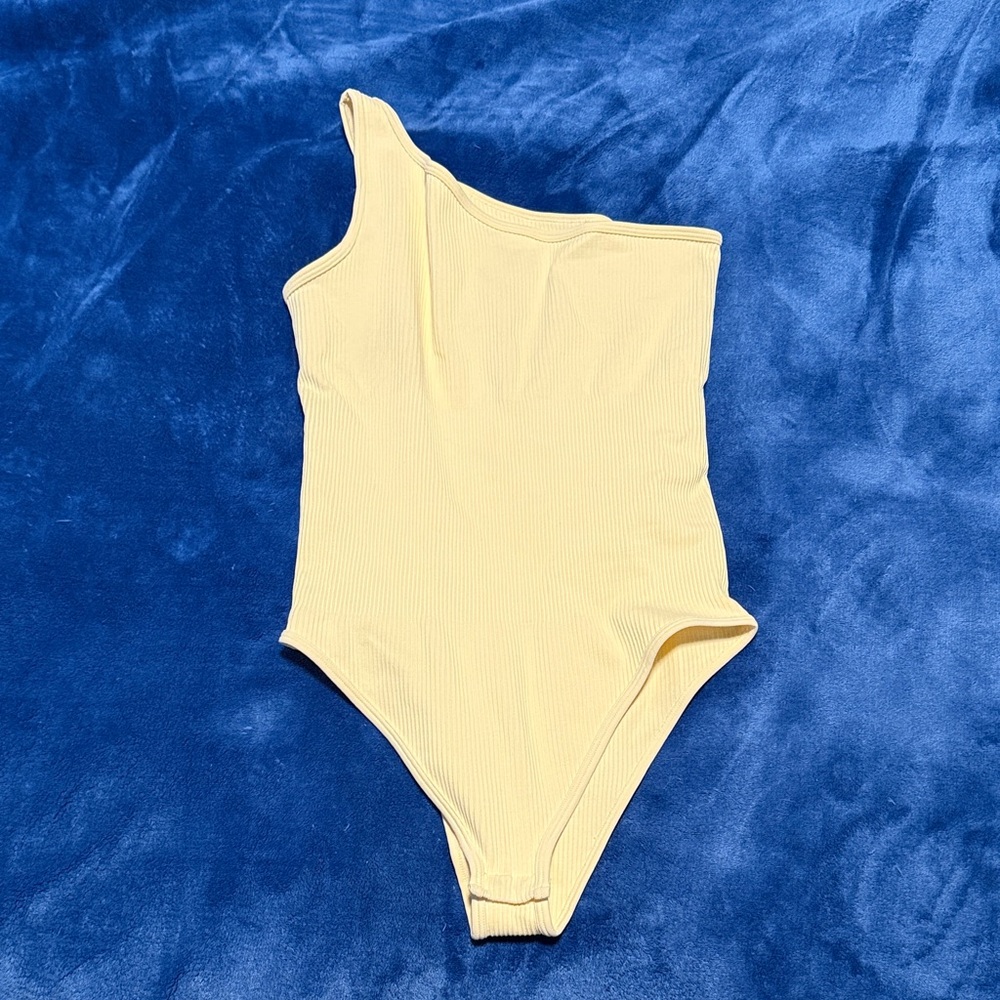 OQQ One shoulder ribbed bodysuit